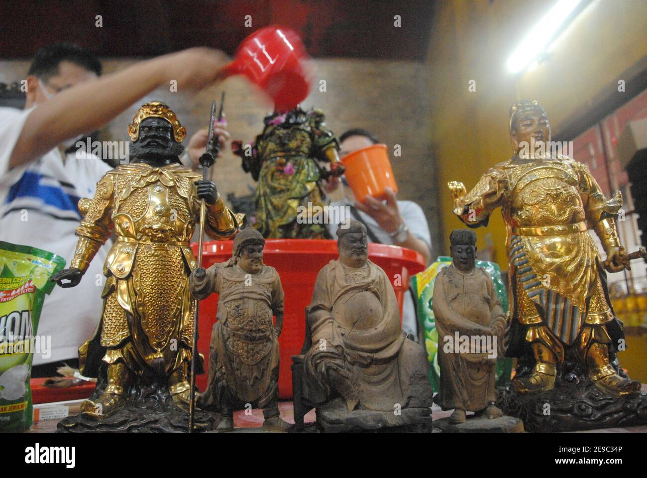 Giacarta, Indonesia. 04Feb 2021. Cinese indonesiano pulire una statua di una divinità al tempio di Amurva Bhumi a Giacarta il 4 febbraio 2021, in vista del Capodanno lunare il 12 febbraio. (Foto di Rahmat Dian Prasanto/INA Photo Agency/Sipa USA) Credit: Sipa USA/Alamy Live News Foto Stock