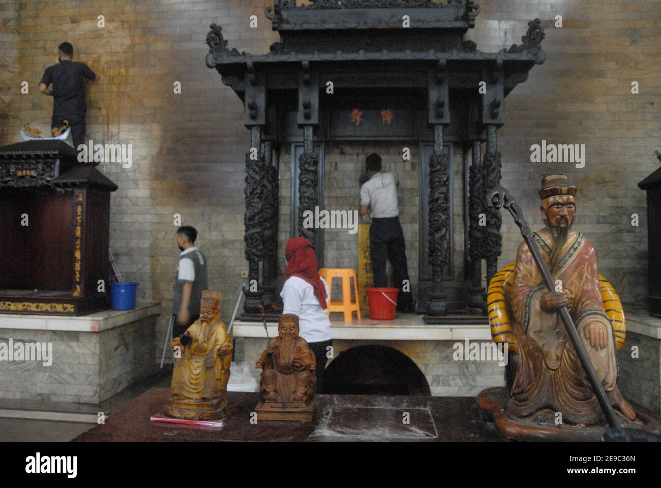 Giacarta, Indonesia. 04Feb 2021. Cinese indonesiano pulire un tempio al tempio Amurva Bhumi a Giacarta il 4 febbraio 2021, in vista del Capodanno lunare il 12 febbraio. (Foto di Rahmat Dian Prasanto/INA Photo Agency/Sipa USA) Credit: Sipa USA/Alamy Live News Foto Stock