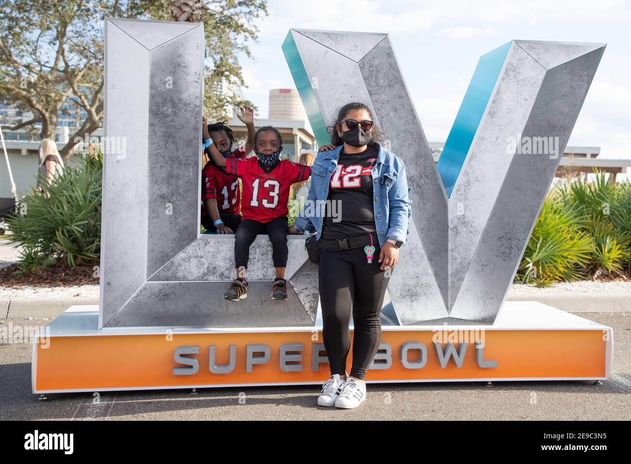 Sabato 30 gennaio 2021; Tampa, FL, USA; i fan dei Bucs si posano per scattare foto e godersi l'esperienza del Super Bowl al lungofiume di Tampa. Il Tampa Bay Bucca Foto Stock