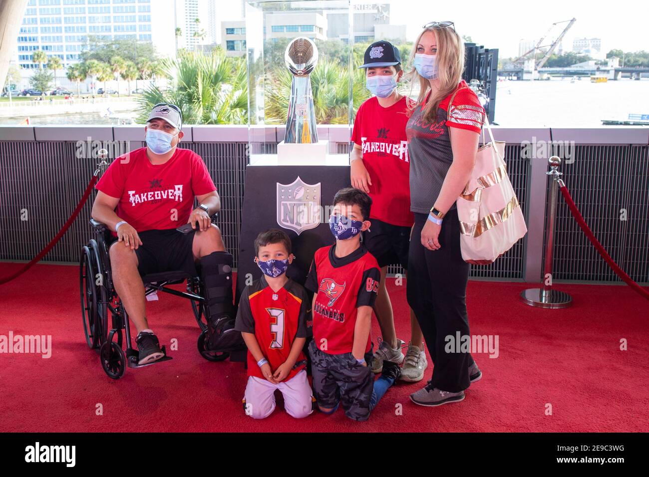 Sabato 30 gennaio 2021; Tampa, FL, USA; i tifosi si mettono in posa con il Trofeo vince Lombardi all'esperienza Super Bowl al Julian B Lane Park a Tampa Rive Foto Stock