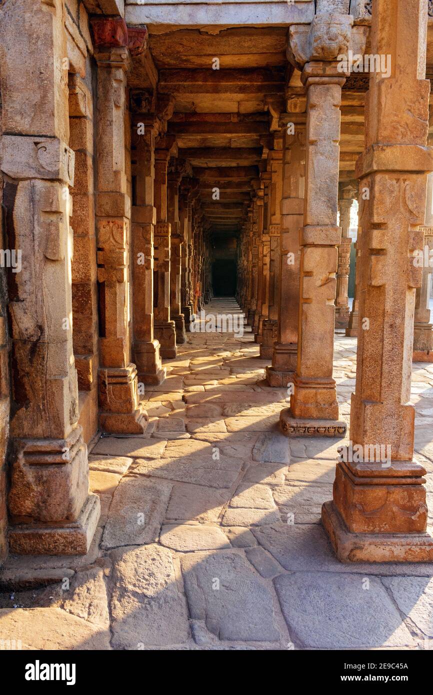 Qutub Minar è un sito patrimonio dell'umanità dell'UNESCO di Nuova Delhi, India, con tante architetture e edifici Foto Stock