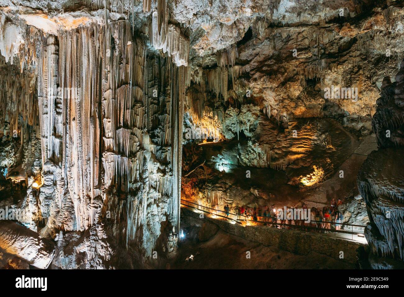 Nerja, Spagna. Cuevas De Nerja - Grotte famose. Natural Landmark e una delle principali attrazioni turistiche della Spagna. Rocce diverse, stalattiti e. Foto Stock
