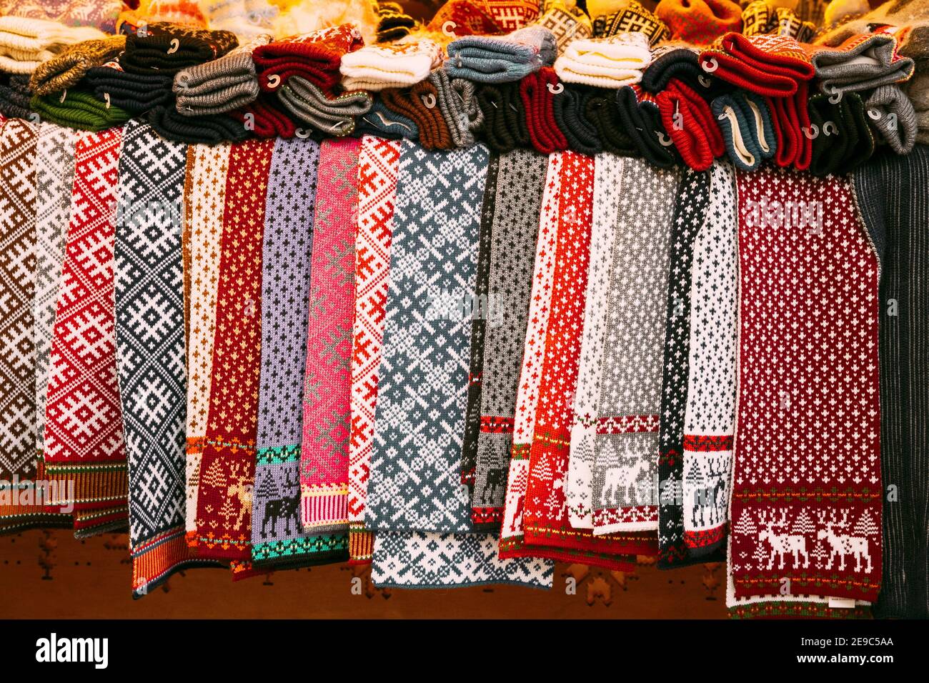 Vari vestiti caldi europei a maglia colorata - Scarfs al mercato di Natale  invernale. Souvenir invernale di Natale dall'Europa Foto stock - Alamy