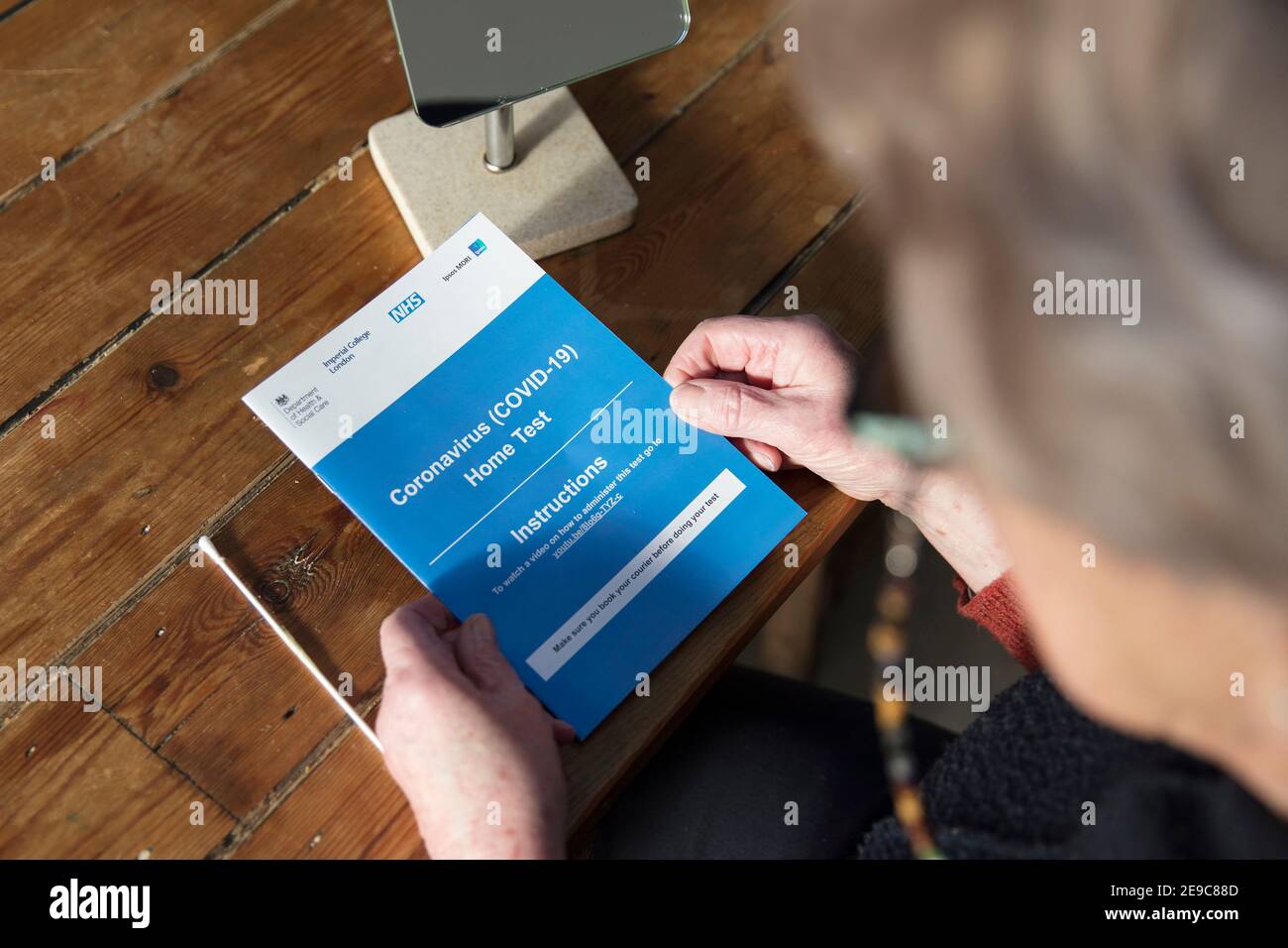 OXFORD, UK - Febbraio 2020: Una donna legge il kit di test per la casa Covid-19 del governo Foto Stock