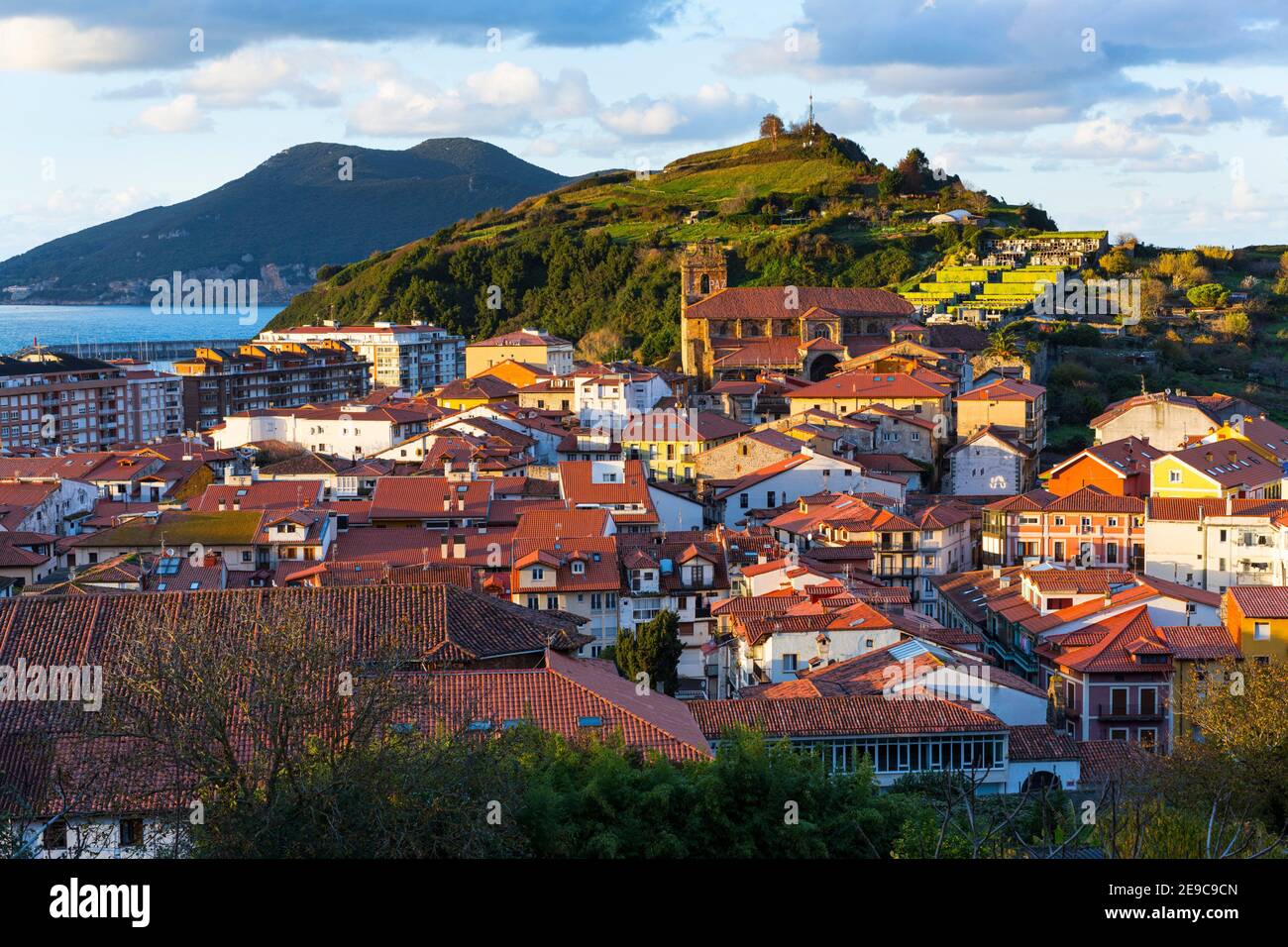 Vista panoramica della città vecchia di Laredo chiamata la Puebla Vieja intorno alla Chiesa di Santa María de la Asunción in stile gotico. Laredo, Cantabria, Foto Stock
