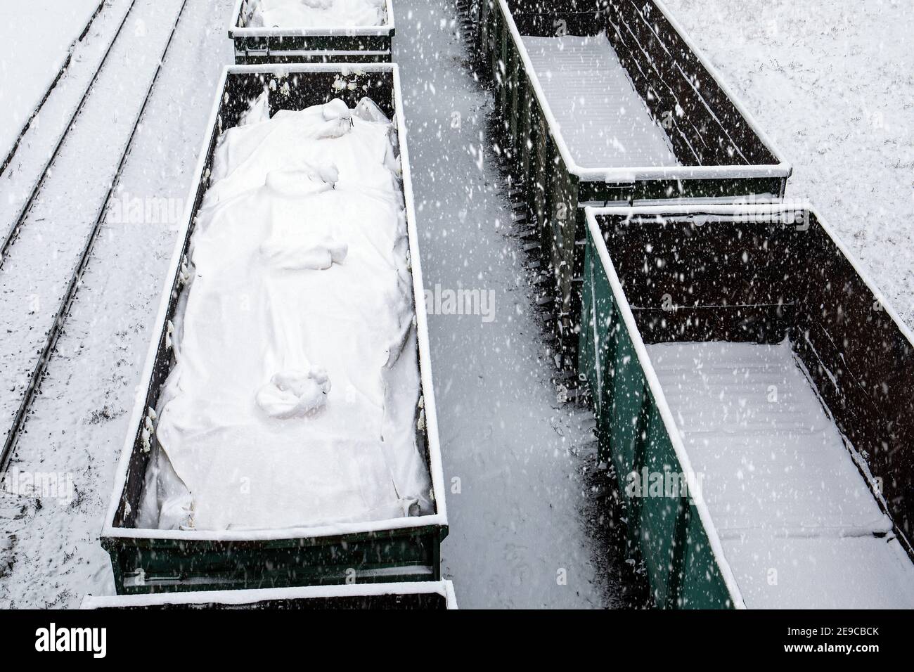 Treno merci innevato alla stazione. Nevicate, tempeste e gelo. Foto Stock