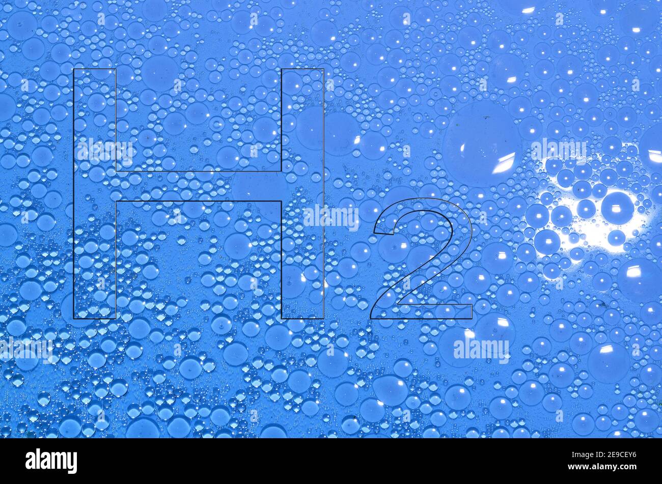 idrogeno h2 lettere in un fluido blu con molti cerchi da olio Foto Stock