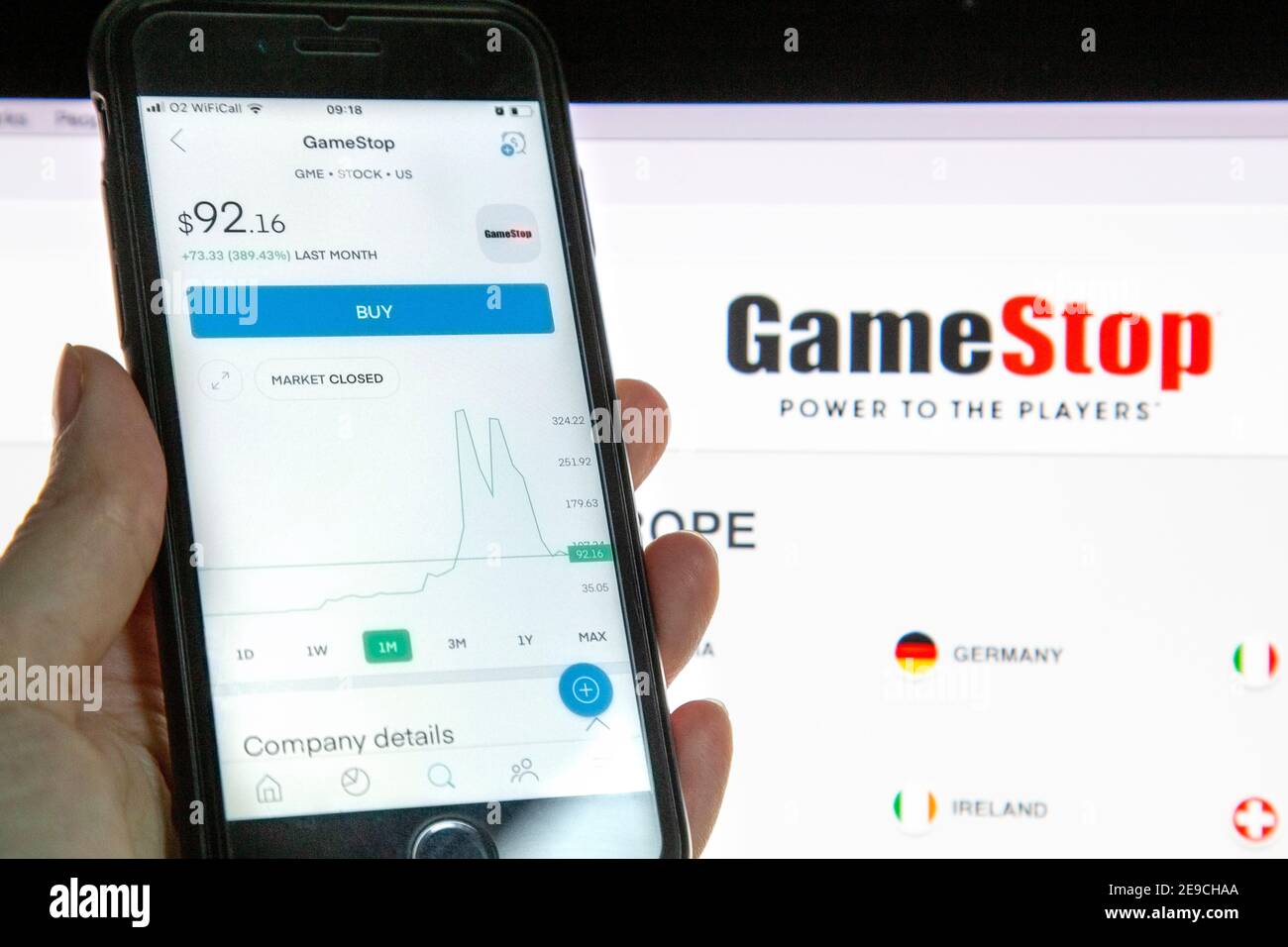 4 Febbraio 2021 - GameStop prezzi di stock plummets nel afermath di un gruppo di investitori al dettaglio del gruppo reddit WallStreetBest ha acquistato le azioni nella speranza di un breve schiacciare Foto Stock