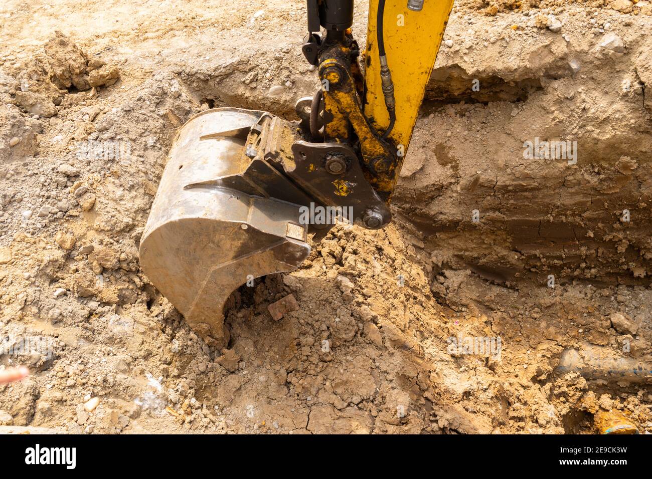vista ravvicinata di un cucchiaio a artiglio dell'escavatore che scava  trincea Foto stock - Alamy