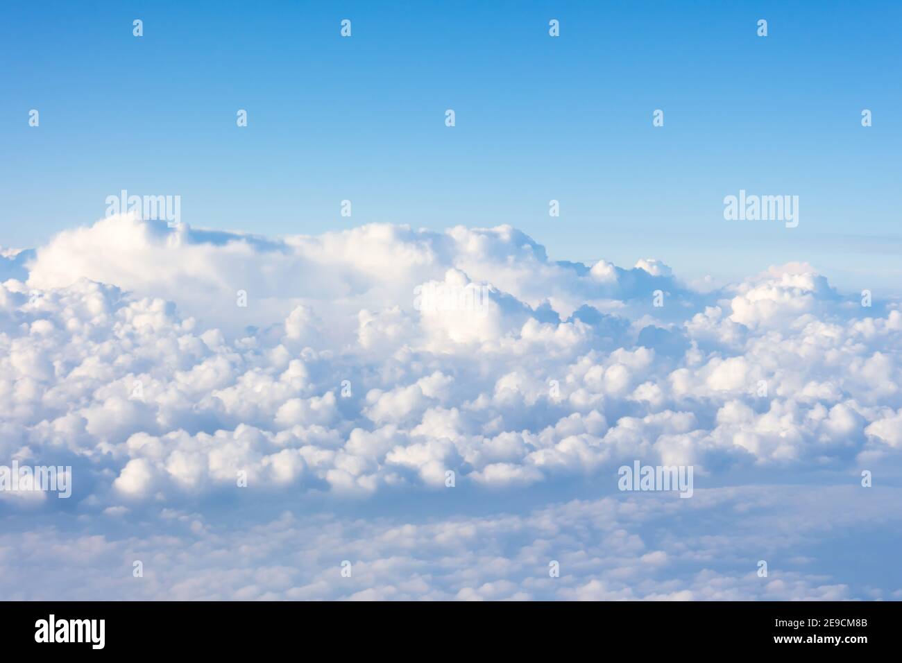 Vista incredibile delle nuvole soffici dall'alto del piano Foto Stock