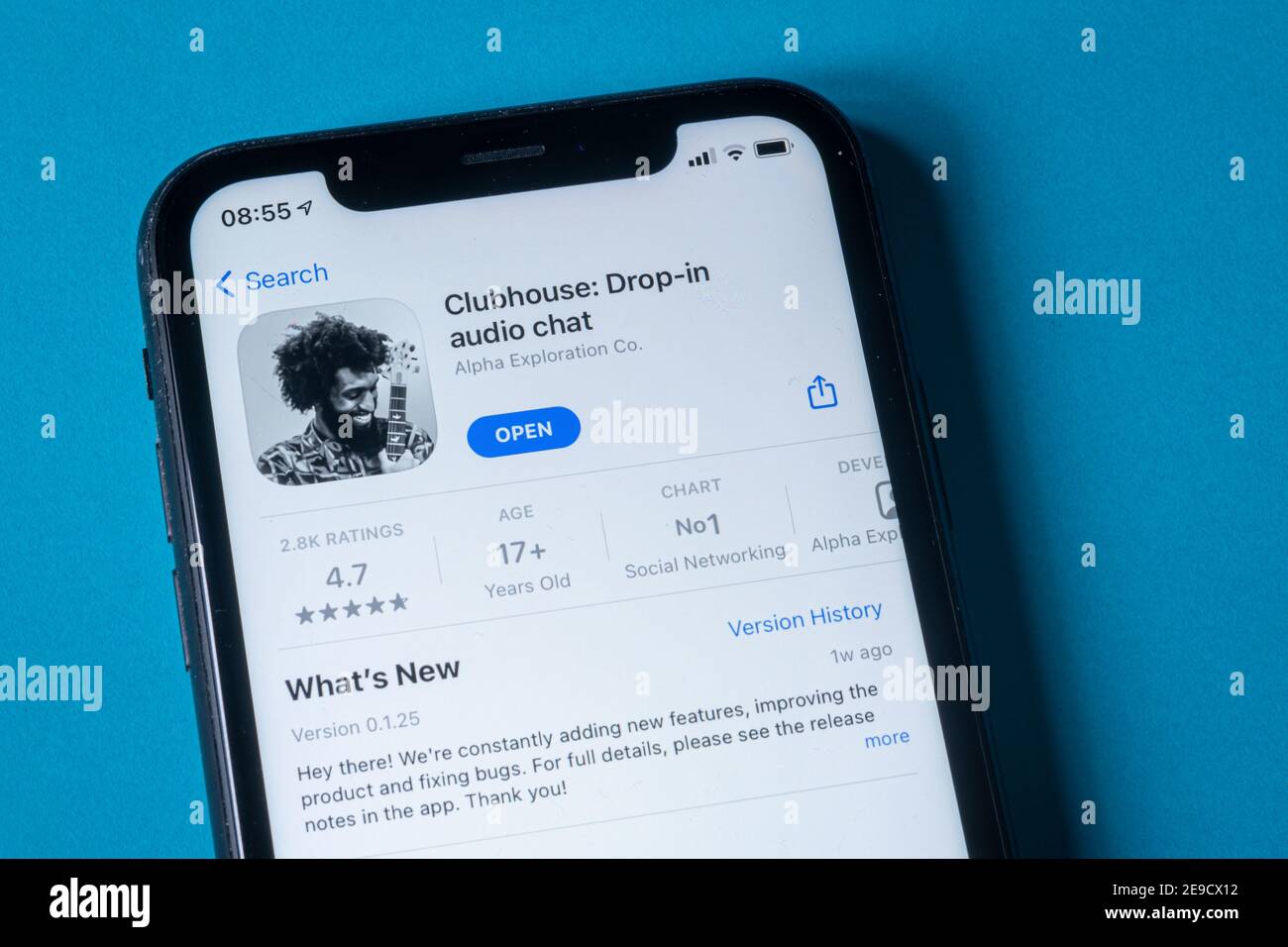 Milano, Italia - 4 febbraio 2021: App audio clubhouse drop-in su smartphone su sfondo blu. L'app solo invito e basata su audio è ora al primo posto tra f Foto Stock