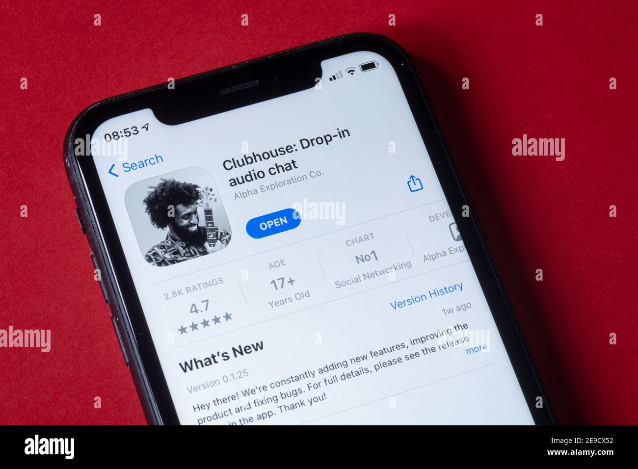 Milano, Italia - 4 febbraio 2021: Clubhouse drop-in audio app su smartphone su sfondo rosso. L'app di sola invito basata su audio è ora la prima tra fr Foto Stock
