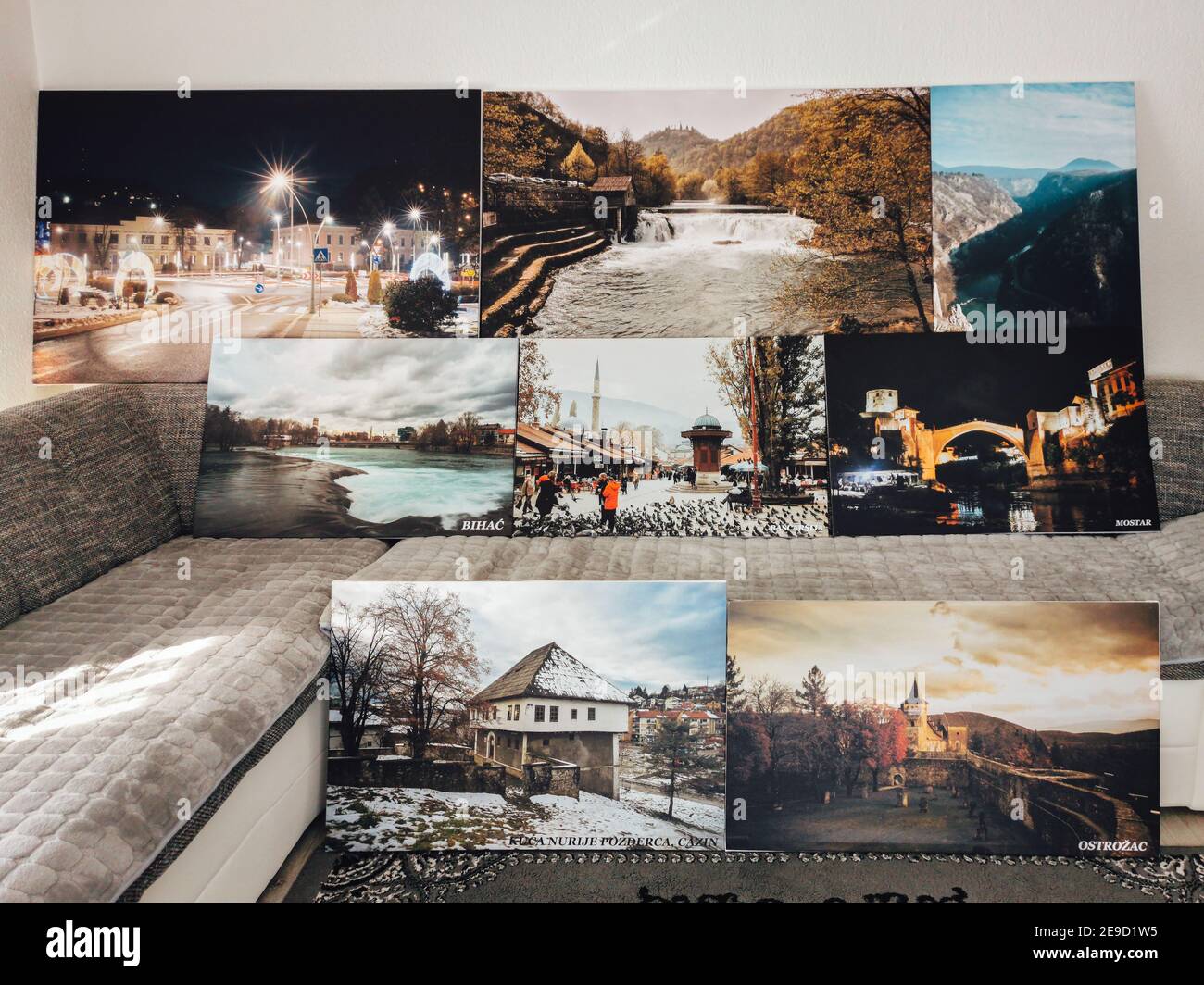 BUZIM, BOSNIA-ERZEGOVINA - 27 gennaio 2021: Una fotografia fatta su tela adorna l'interno del soggiorno Foto Stock