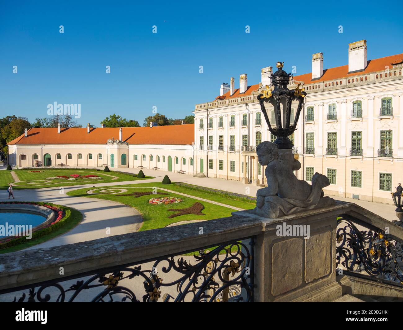 Il cortile e la grande scala. Esterhazy Palace chiamato anche Eszterhaza o Fertoed. Parte del patrimonio mondiale dell'UNESCO Fertoe - Neusiedlersee Cult Foto Stock