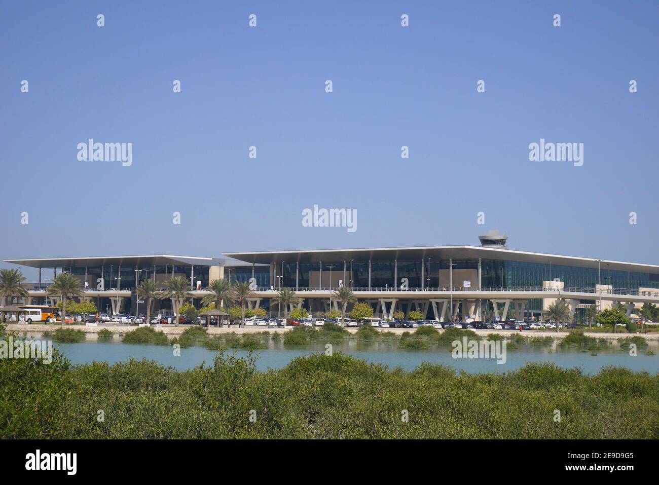 Il nuovo edificio del terminal passeggeri, visto dall'altra parte delle mangrovie della Baia di Arad, dall'aeroporto internazionale del Bahrain, Muharraq, Regno del Bahrain Foto Stock