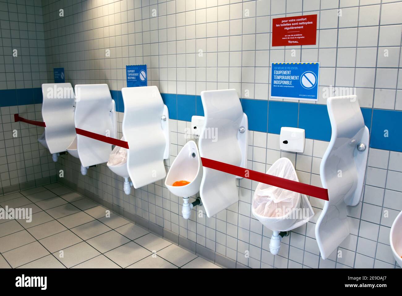 Orinatoi chiusi di un bagno pubblico, mantenere la distanza, misure contro Covid-19, Francia, Drome, Valence Foto Stock