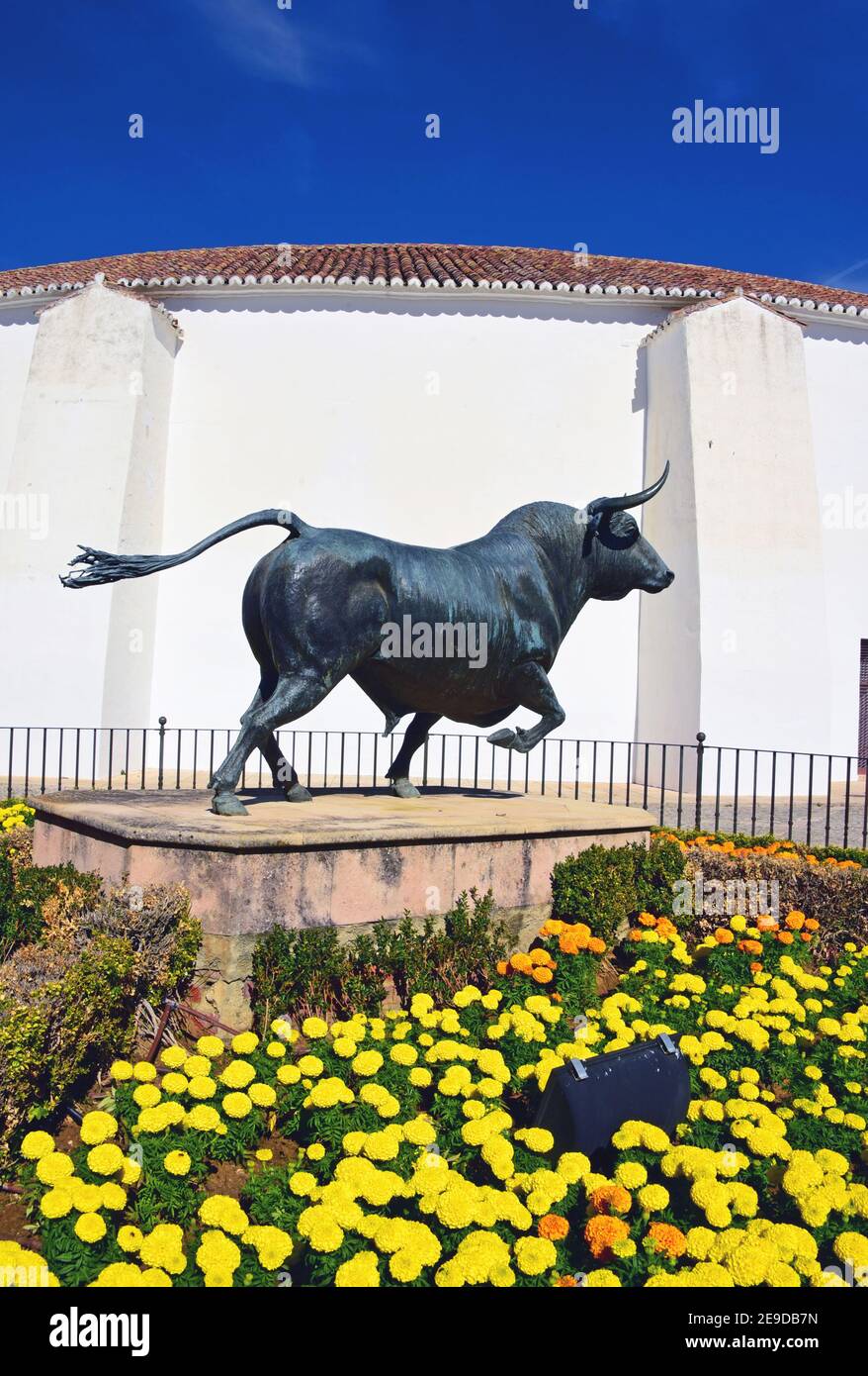 Scultura di un toro di fronte all'arena di combattimento dei tori, Spagna, Andalusia, Mijas Foto Stock