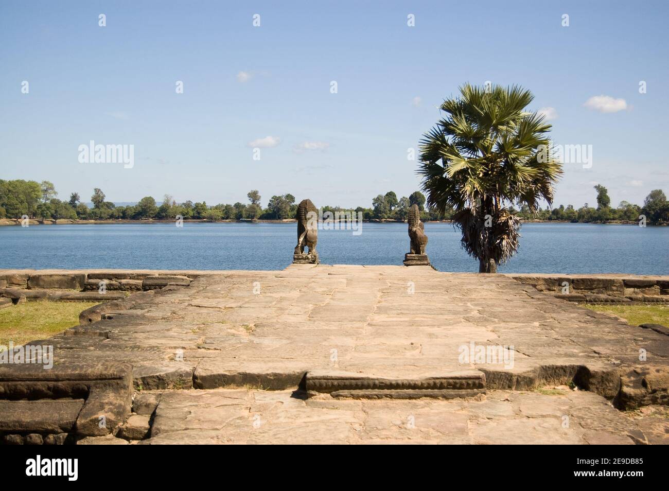 Vista lungo la piattaforma ovest dell'antico bacino idrico di Srah Srang, Angkor, Cambogia. Conosciuto come Baray, il lago artificiale è stato costruito nel 10 ° secolo Foto Stock