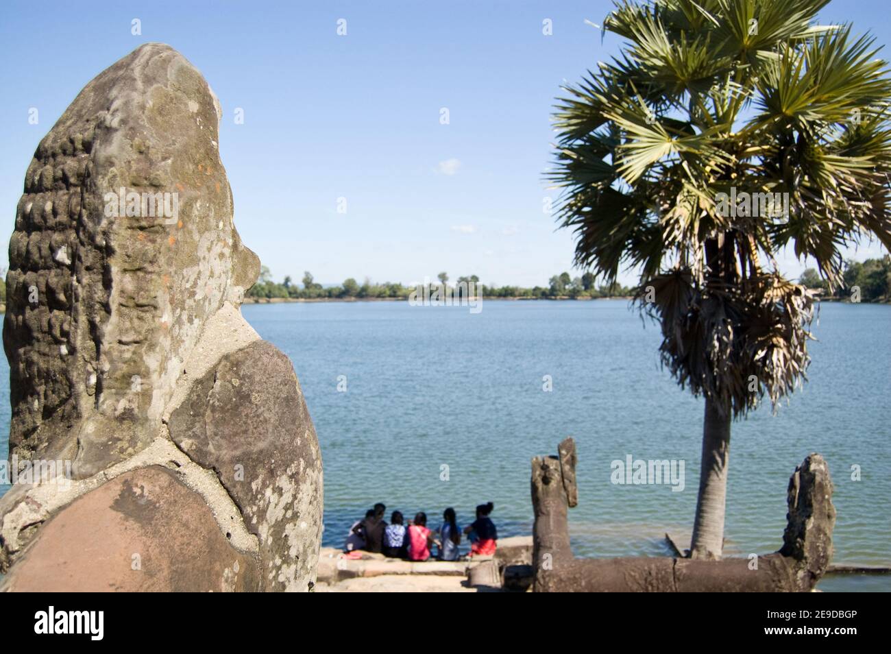 Guardando attraverso le acque di raffreddamento del baray Srah Srang, o bacino idrico, a Angkor, Cambogia. Antico lago costruito nel 10 ° secolo per un te buddista Foto Stock