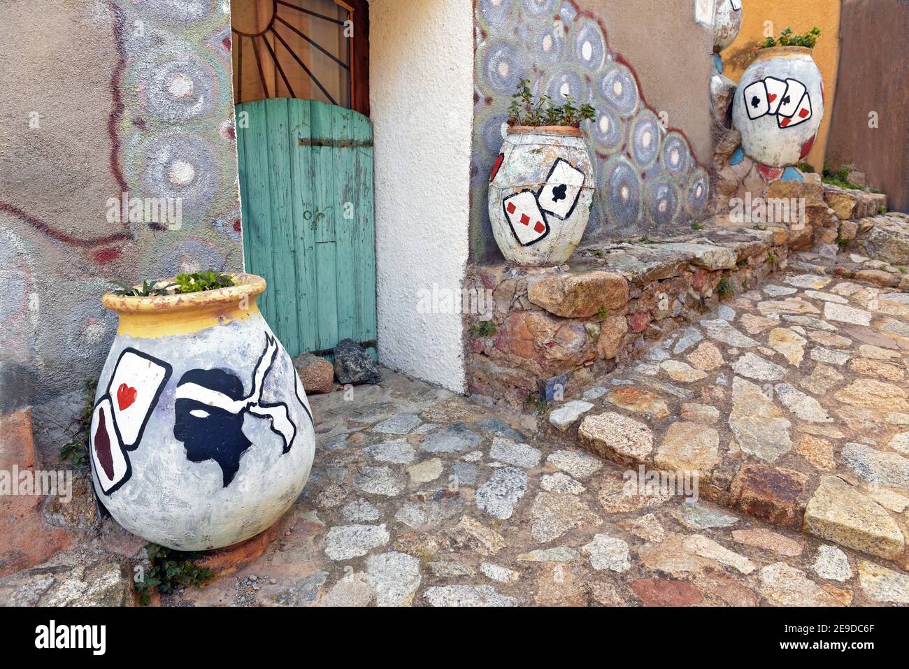 Vasi di fiori dipinti con carte da gioco su un percorso , Francia, Corsica, Speluncato Foto Stock