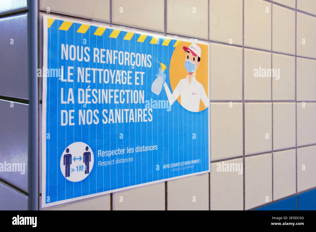 Segno 'rafforziamo la pulizia e la disinfezione dei nostri impianti sanitari' di un bagno pubblico, mantenere la vostra distanza, misure contro Covid-19, Foto Stock