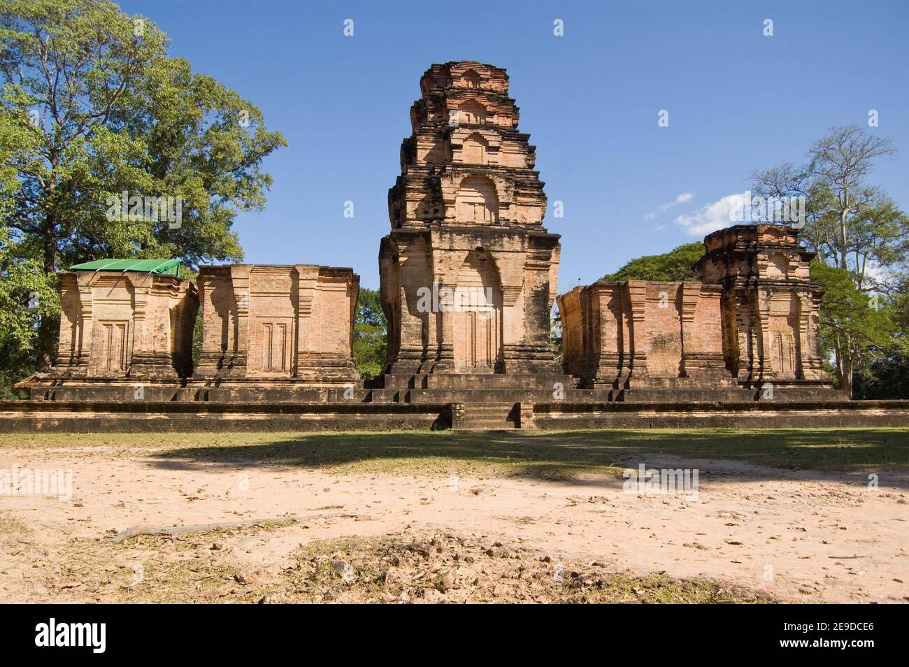 Antico tempio Khmer di Prasat Krawan, parte del complesso Angkor in Cambogia. Antico tempio, centinaia di anni. Foto Stock