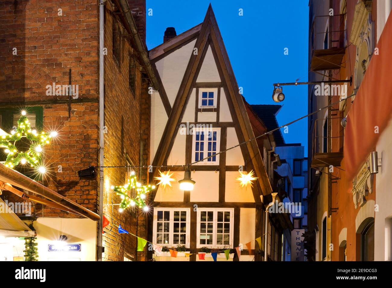 Casa a graticcio nello Schnoor, quartiere nel centro medievale di Brema a yule Tide, Germania, Brema Foto Stock