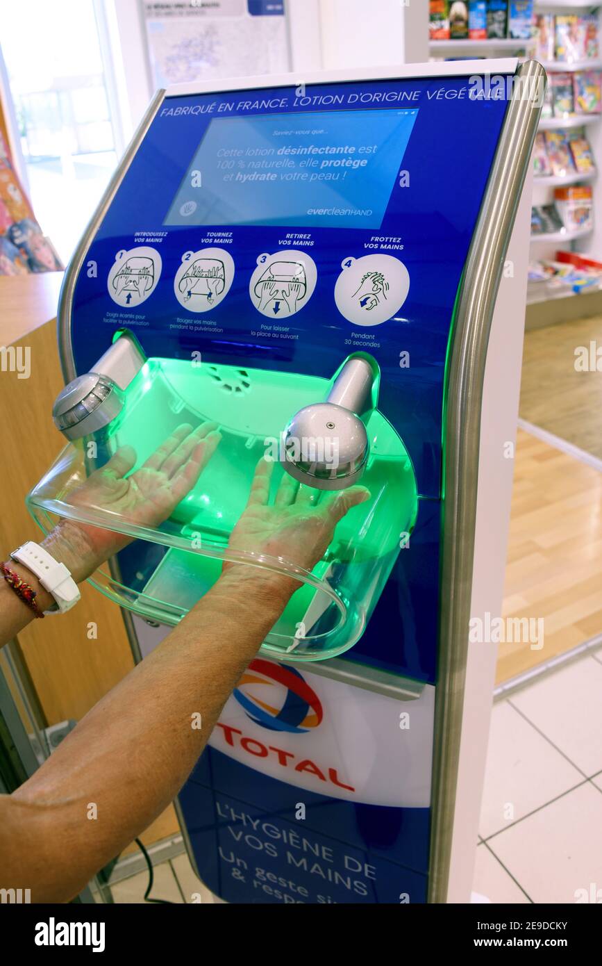 Disinfezione innovativa delle mani di una stazione di rifornimento, Francia, Drome, Valence Foto Stock