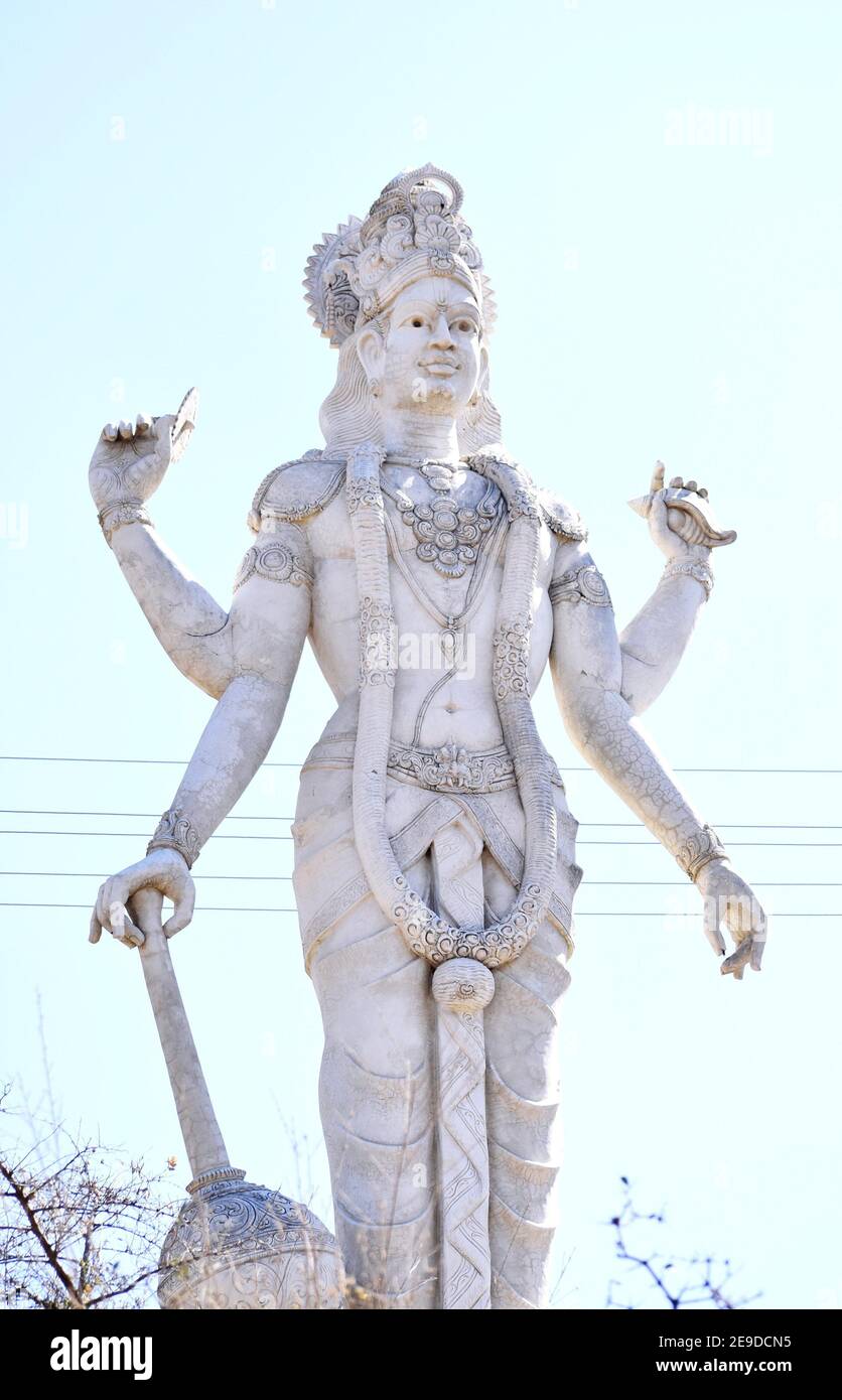 Primo piano verticale della statua del Signore Shiva contro a. cielo blu Foto Stock