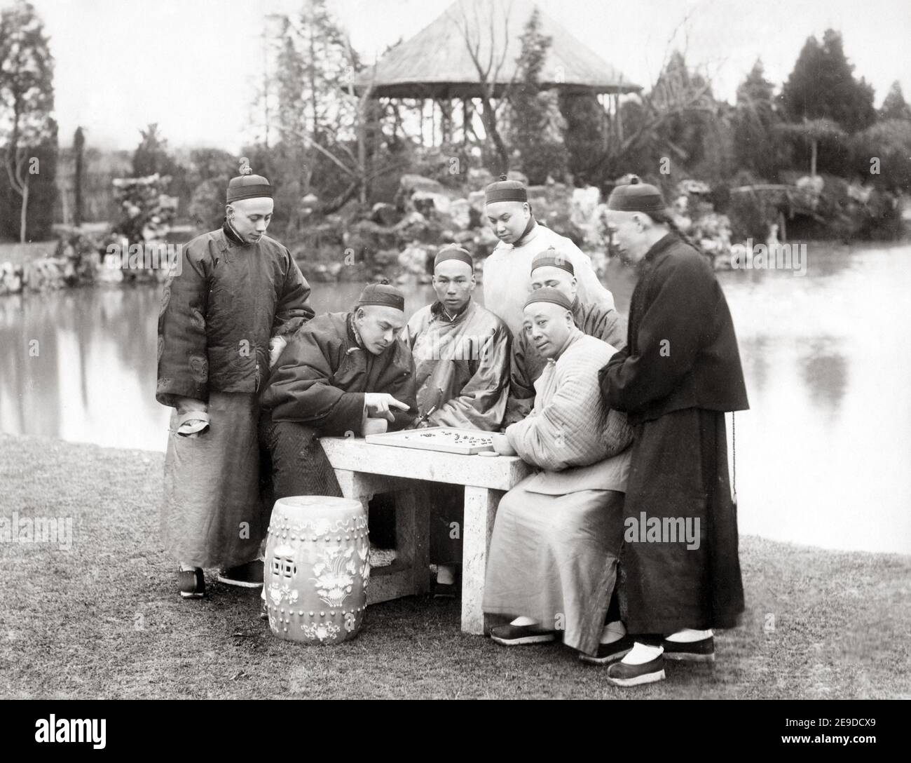 Foto tardo 19 ° secolo - uomini che giocano un gioco da tavolo, Cina, circa 1880 Foto Stock