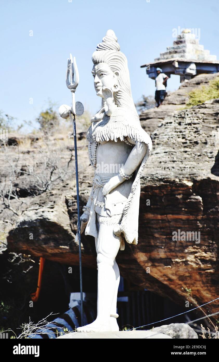 Vista laterale della statua di Lord Shiva di giorno Foto Stock