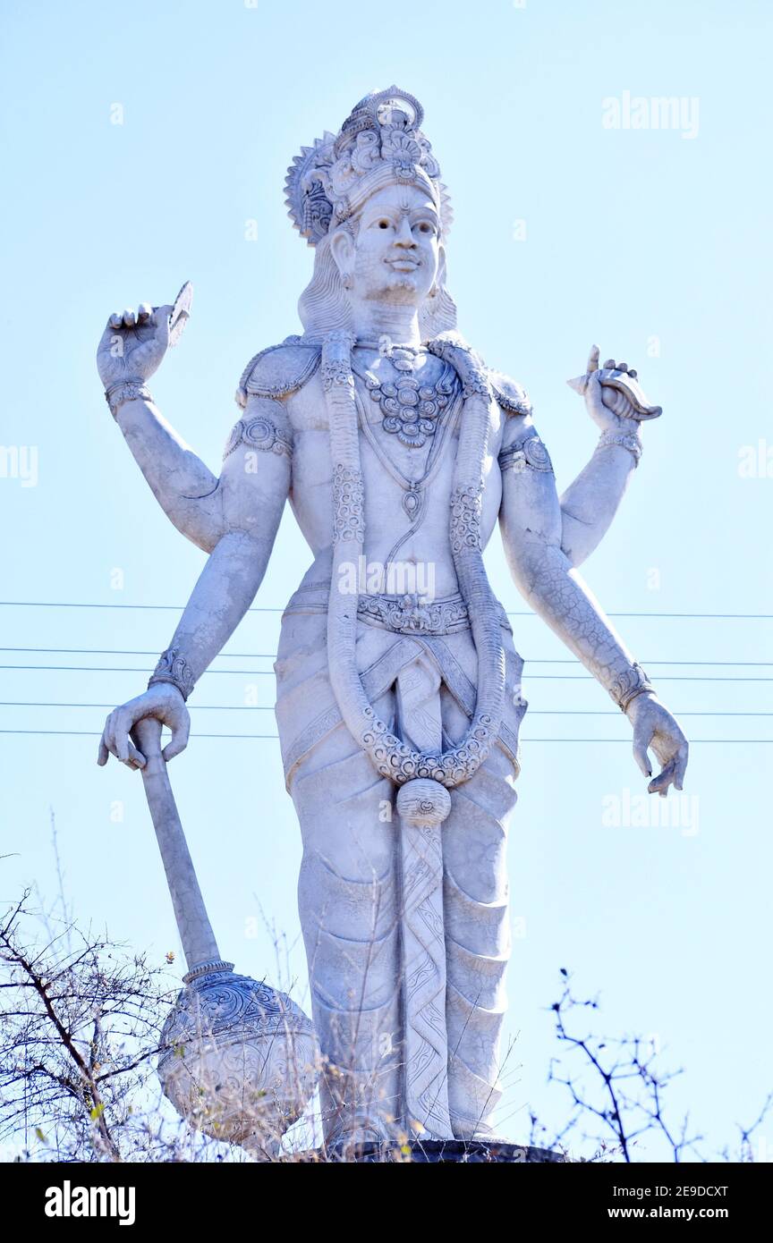Primo piano verticale della statua del Signore Shiva contro a. cielo blu Foto Stock