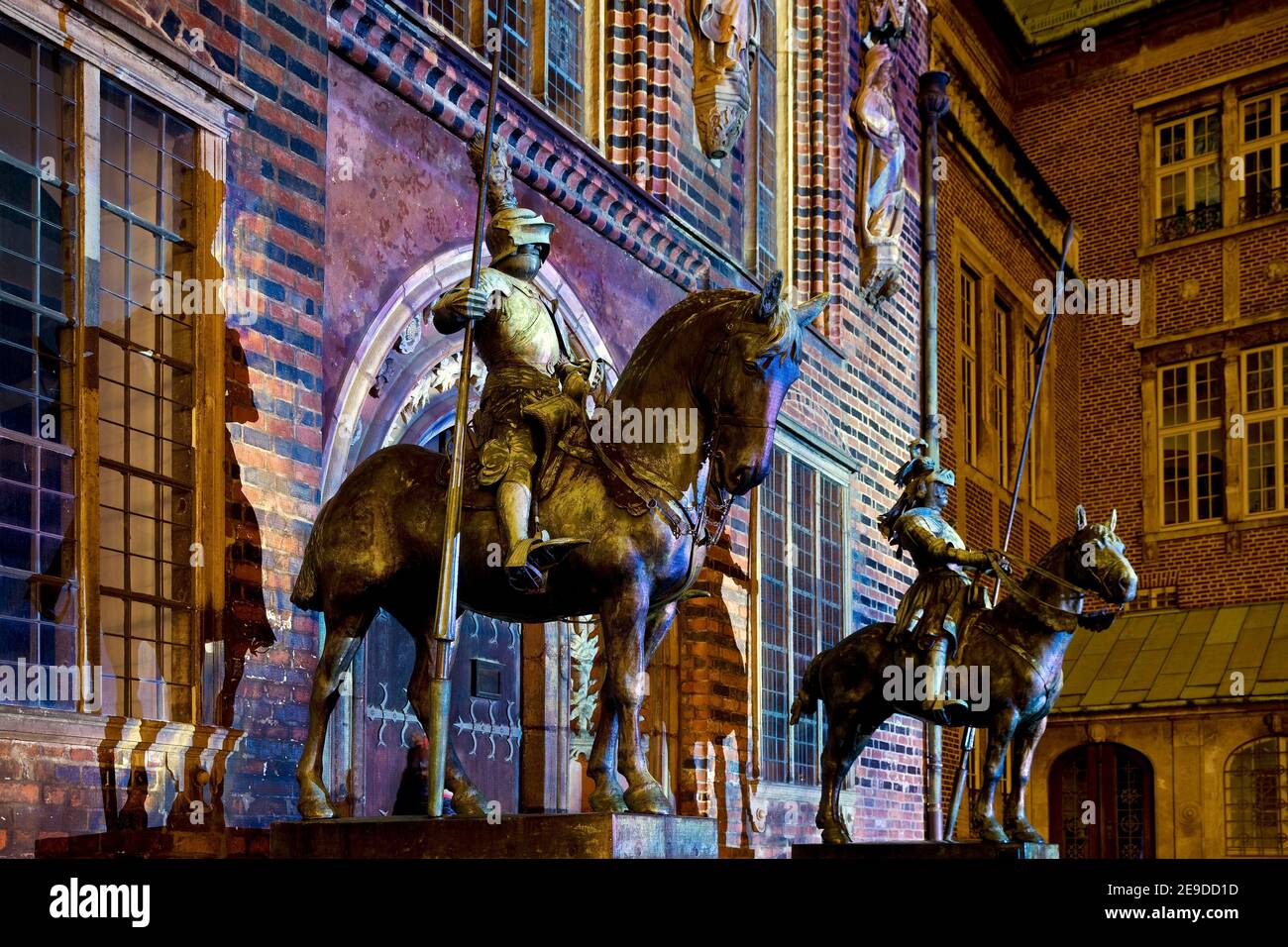 Illuminato storico municipio di Brema, statue cavalleresche custodisce il cancello principale, arte leggera nella città vecchia di Brema 2020, Germania, Brema Foto Stock