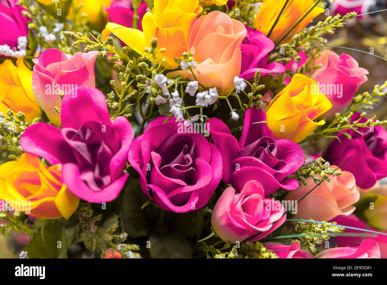 vista dall'alto sfondo multicolore di bouquet di rose artificiali Foto Stock