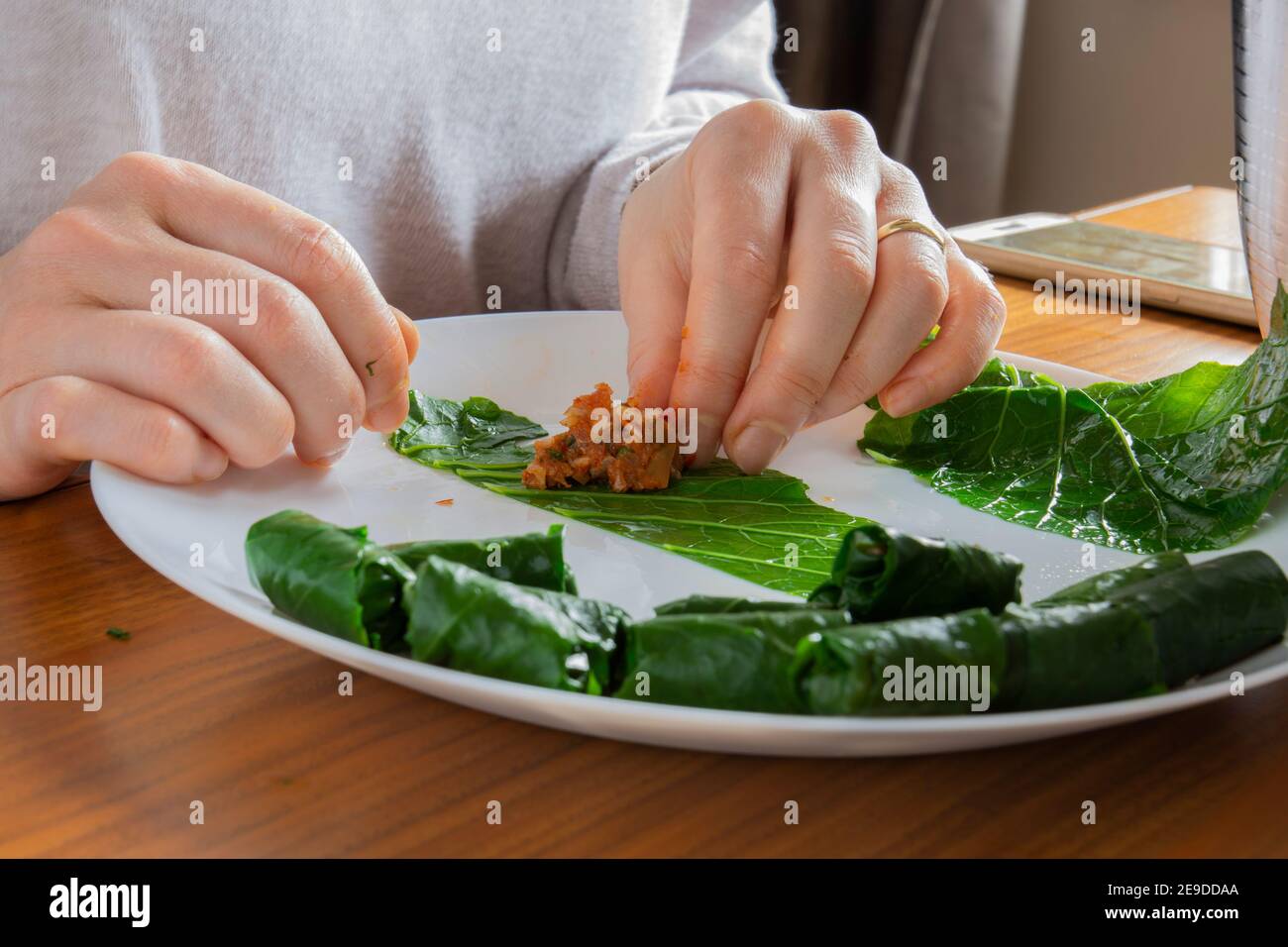 Collard Verdi ripieni. Collard Greens ripieni di carne e riso, cucina tradizionale turca. Cavolo nero arrotolabile Foto Stock