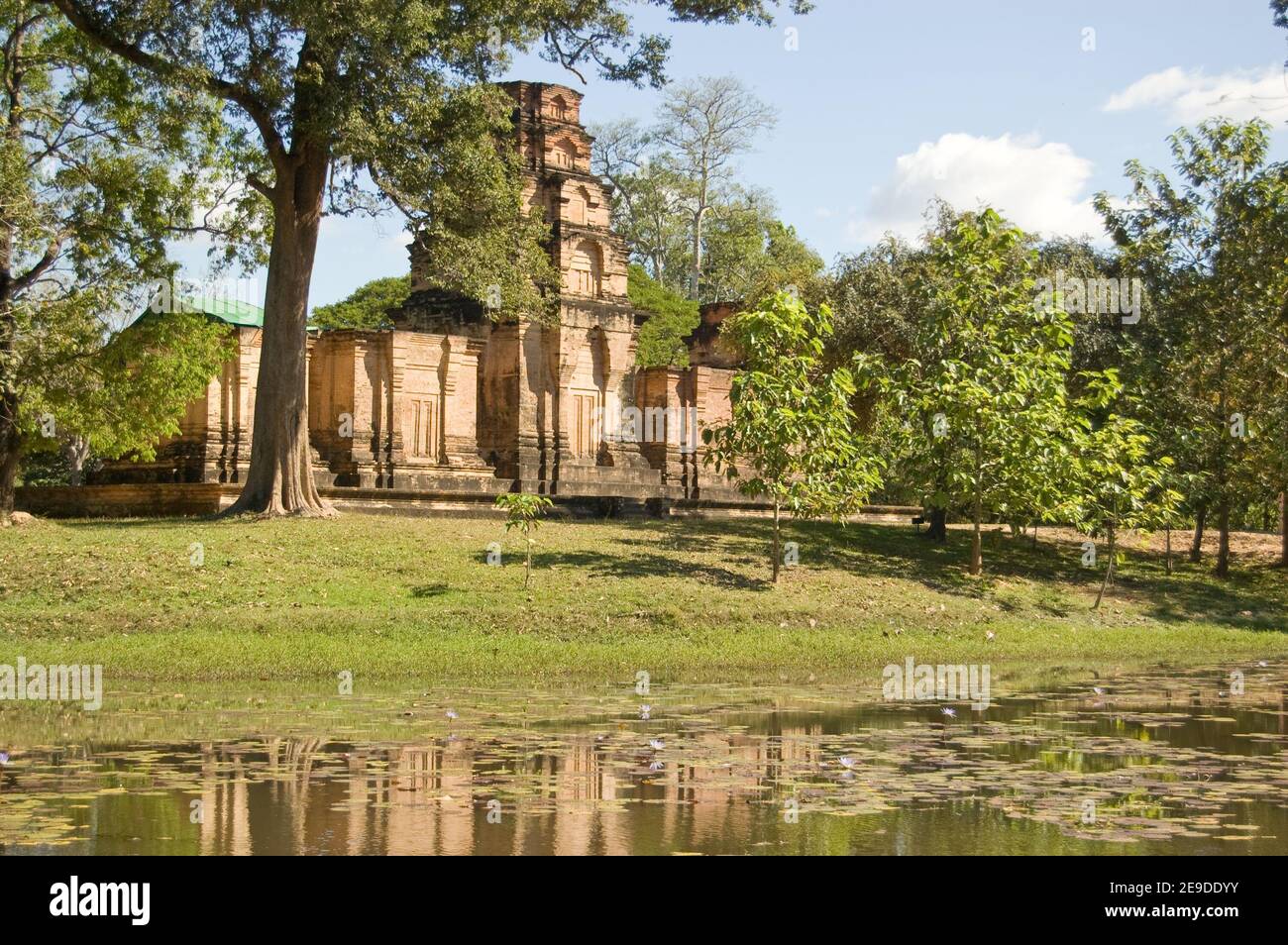 Vista sul fossato dell'antico tempio Khmer di Prasat Krawan. Parte del complesso Angkor. Cambogia. Antico tempio, centinaia di anni. Foto Stock