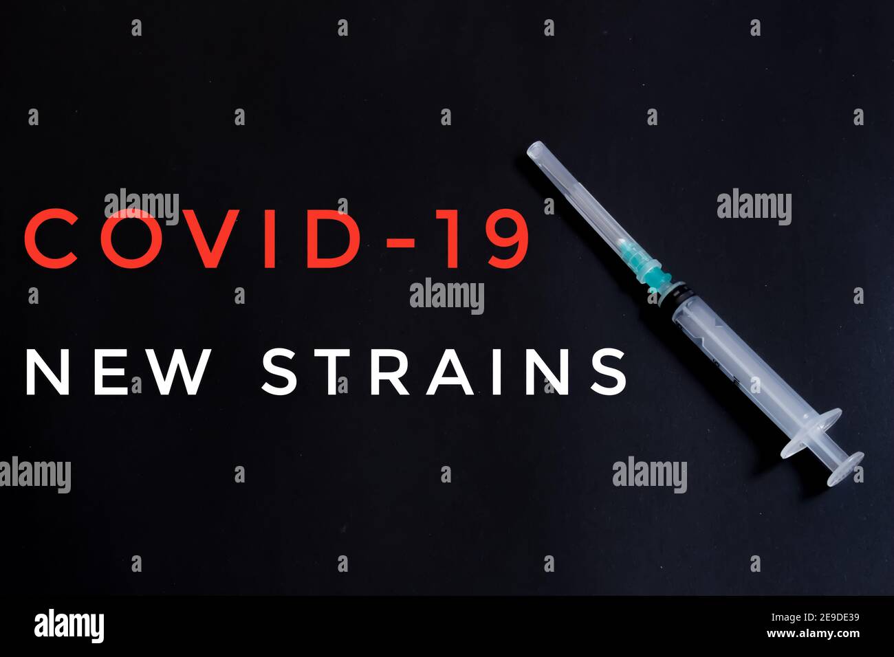 Covid-19 nuovo testo di ceppi e siringa medica su sfondo nero. Concetto di coronavirus mutato. Foto Stock