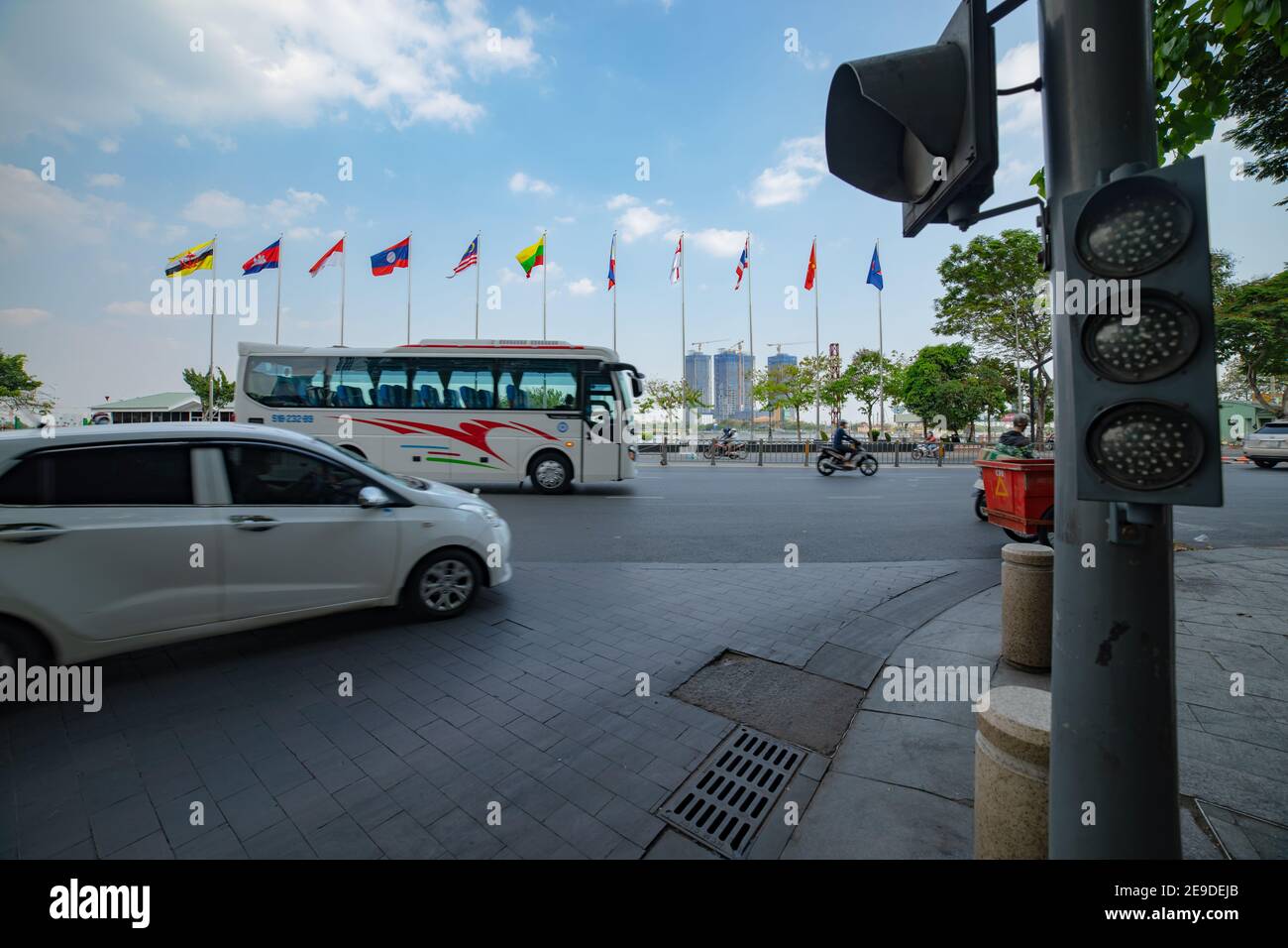 Bandiere nazionali dei paesi ASEAN sulla strada della città in Ho Chi Minh ampio colpo Foto Stock