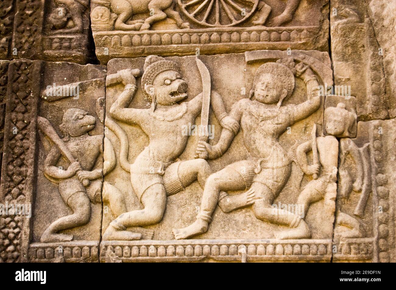 Antica scultura Khmer della battaglia tra gli dei Sugriva e Valin. Fregio sulla parete esterna del Tempio di Baphuon, Angkor Thom, Cambogia Ancient carv Foto Stock