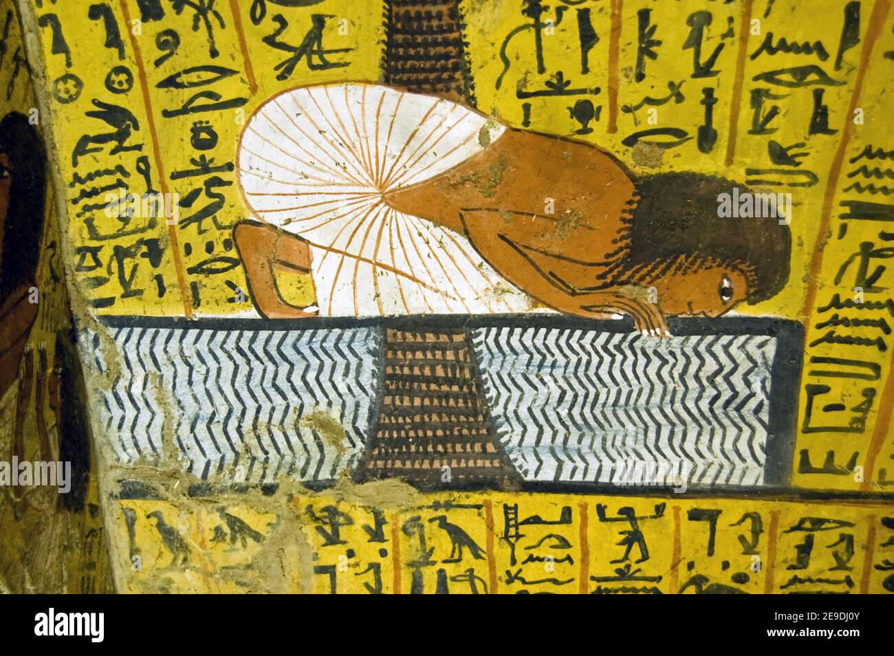 Antico dipinto di tomba egiziana che mostra la nobile Irynefer bere acqua dal fiume Nilo sotto una palma. Tomba TT290, Deir el Medina, Luxor. Antico Foto Stock