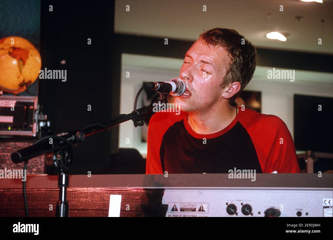 Coldplay reciting HMV record store 10 luglio 2000 per promuovere il loro album di debutto paracadute. Oxford Street, Londra, Inghilterra, Regno Unito. Foto Stock