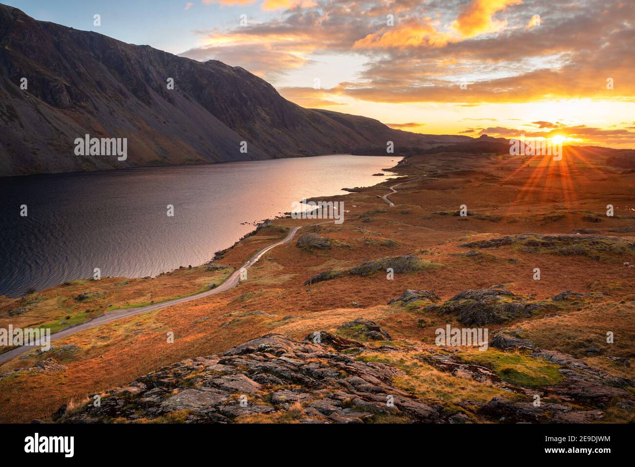 Vista aerea di Wastwater con belle nuvole al tramonto nel cielo. Lake District, Regno Unito. Foto Stock