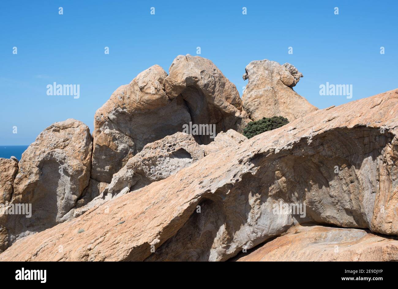Pegmatite dike (forma singolare chiamato il cammello). Parco Naturale di Cap Creus, provincia di Girona, Catalogna, Spagna. Foto Stock