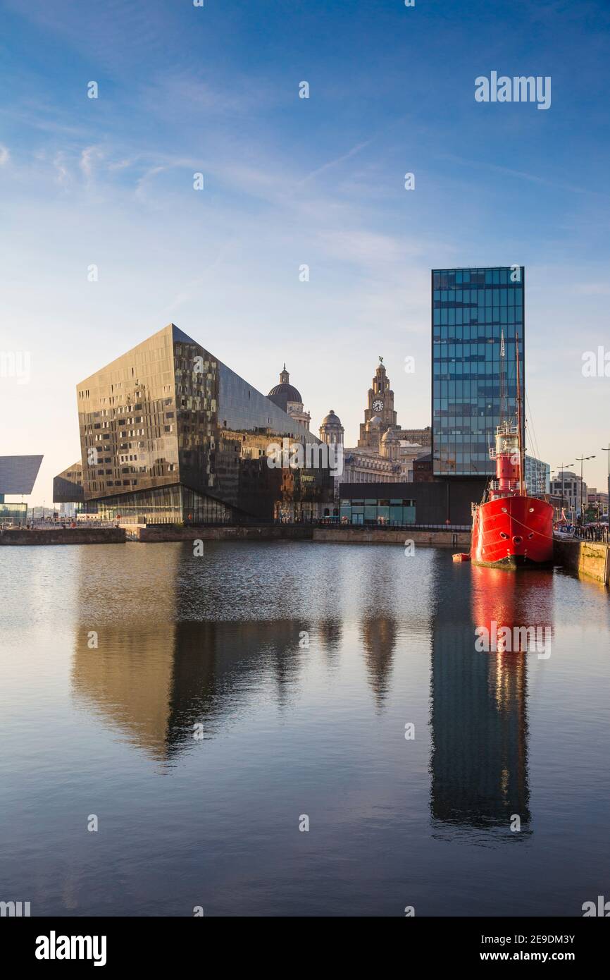 Regno Unito, Inghilterra, Merseyside, Liverpool, edifici che riflettono a Canning Dock Foto Stock