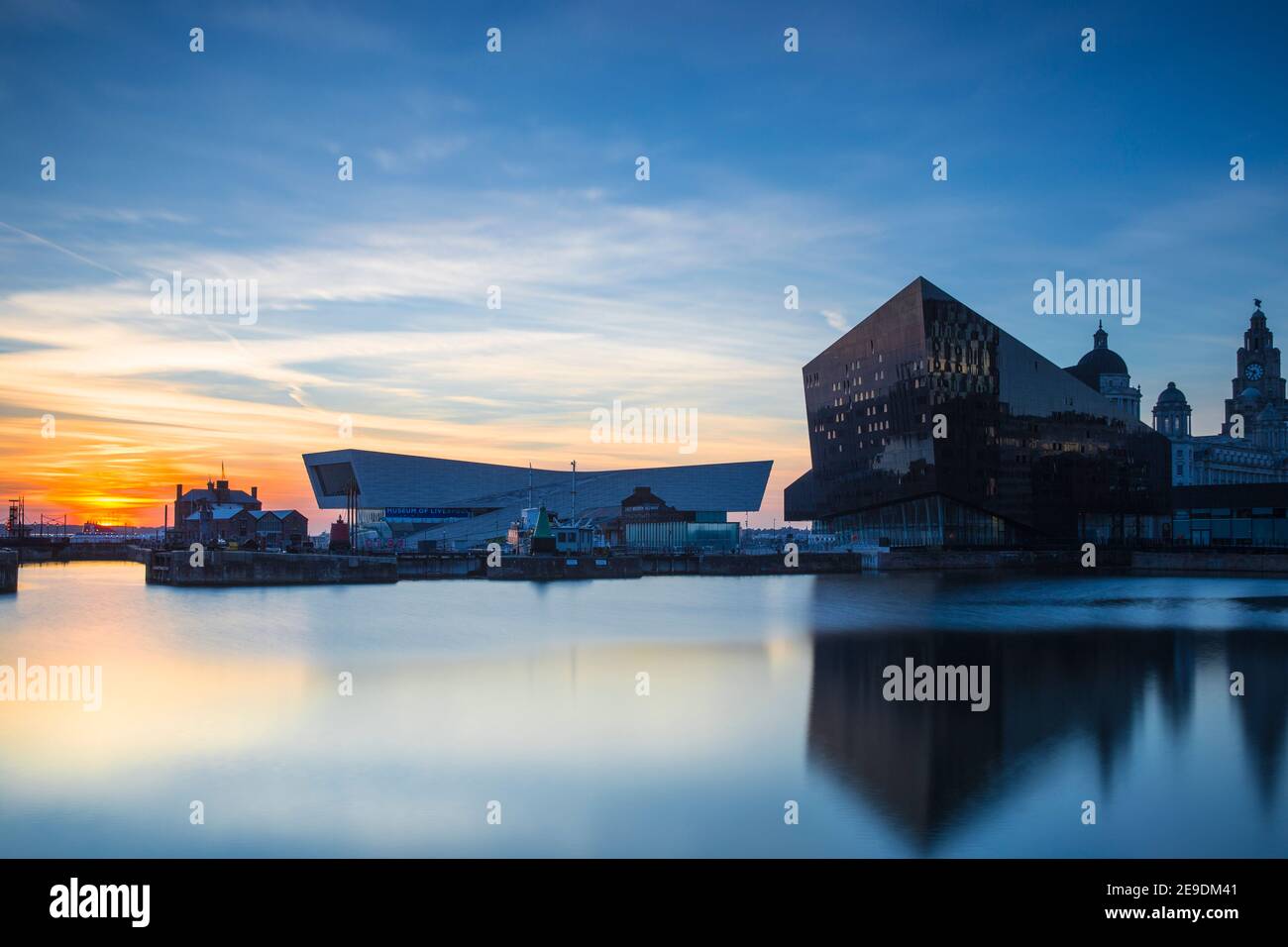 Regno Unito, Inghilterra, Merseyside, Liverpool, Museum of Liverpool Reflecting a Canning Dock Foto Stock
