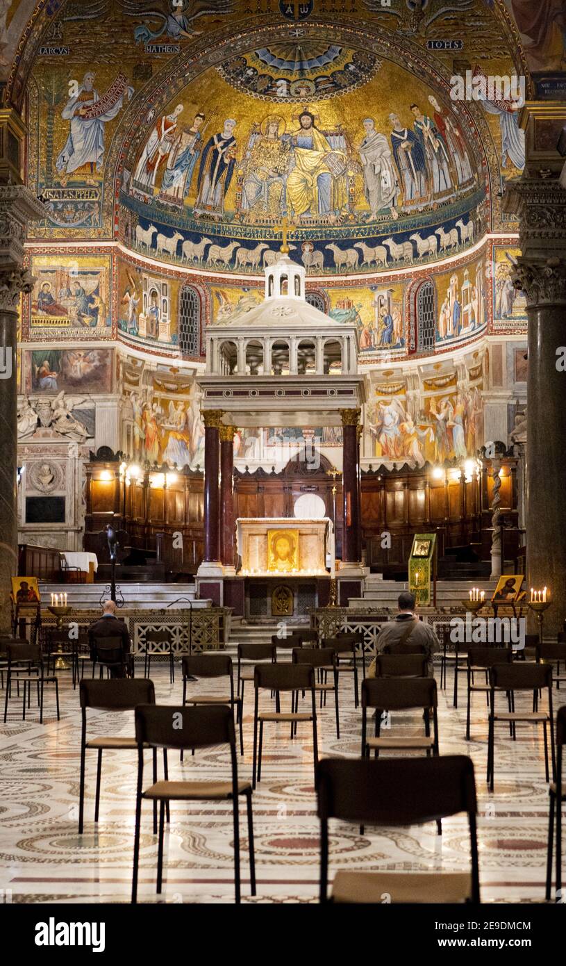 ROMA, ITALIA - 30 gen 2021: Vista interna della sala della basilica dorata nella famosa chiesa di Santa Maria maggiore, Roma, Italia. Le sedie sono in distanza sociale Foto Stock