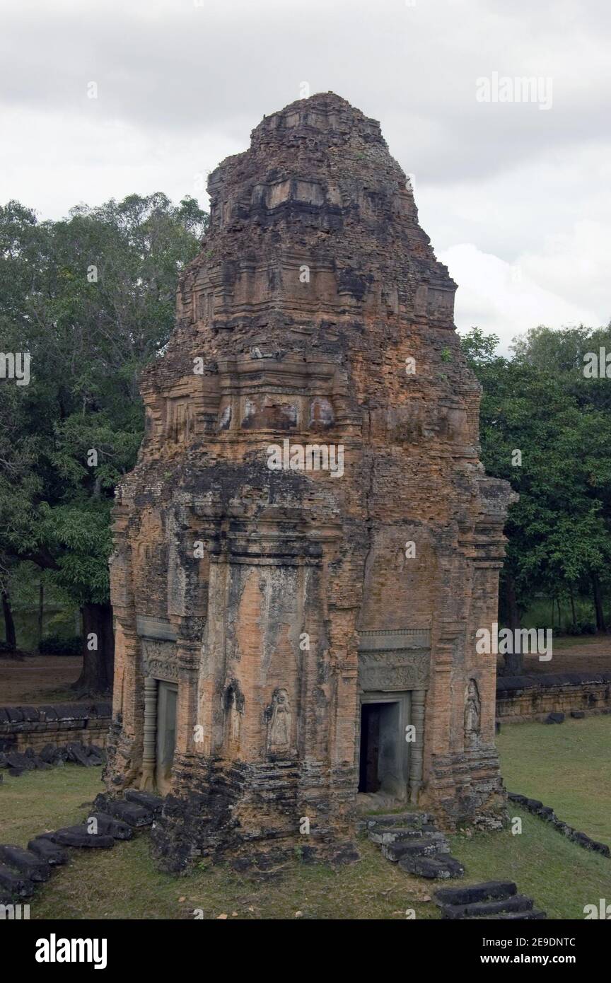 Rovine dell'antico tempio in mattoni di Bakong. Parte del complesso Khmer ad Angkor, Cambogia. Antico tempio, centinaia di anni. Foto Stock