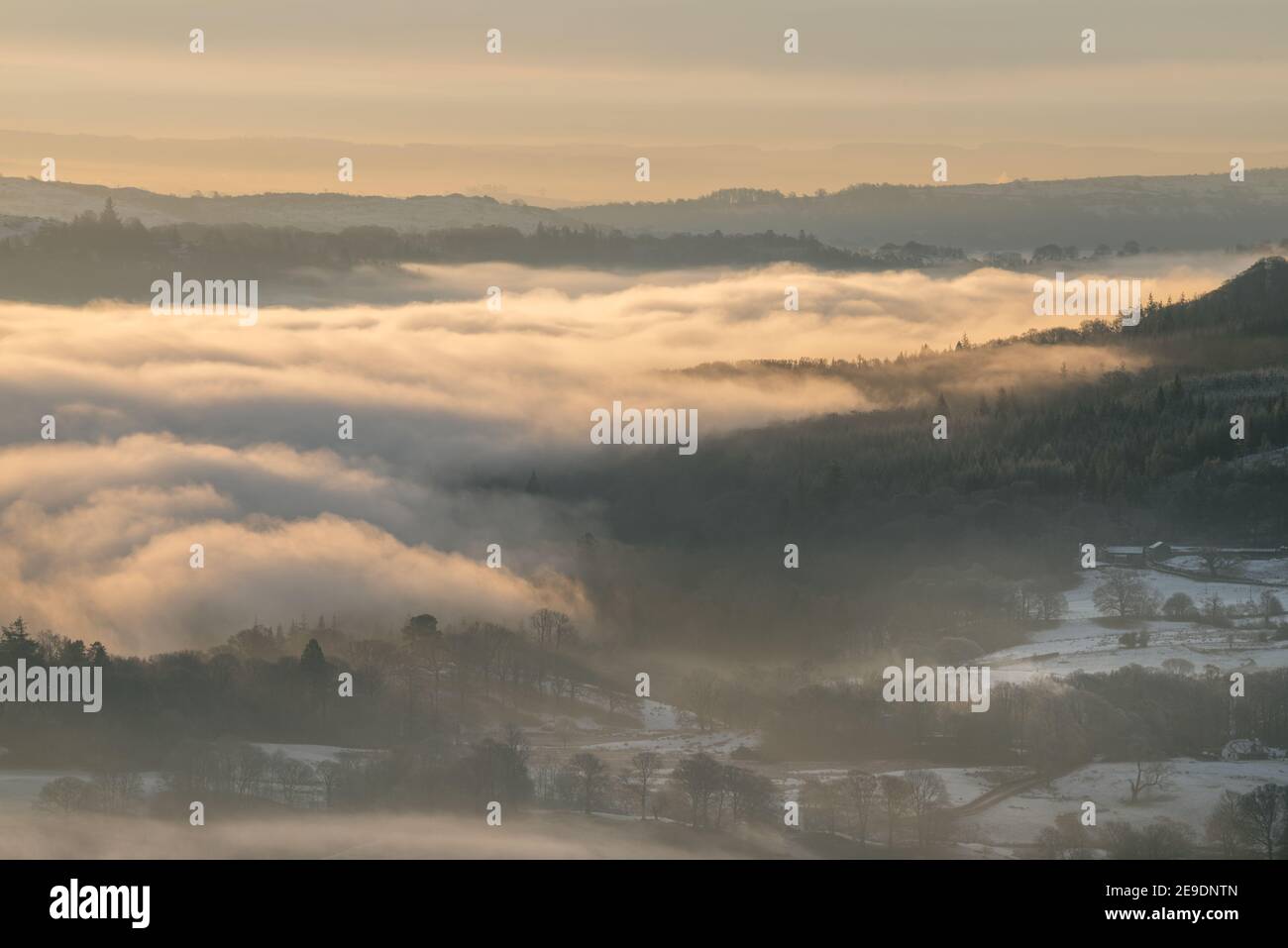 Incredibile inversione di nuvola su Windermere in un freddo gelido Winters mattina. Lake District, Regno Unito. Foto Stock