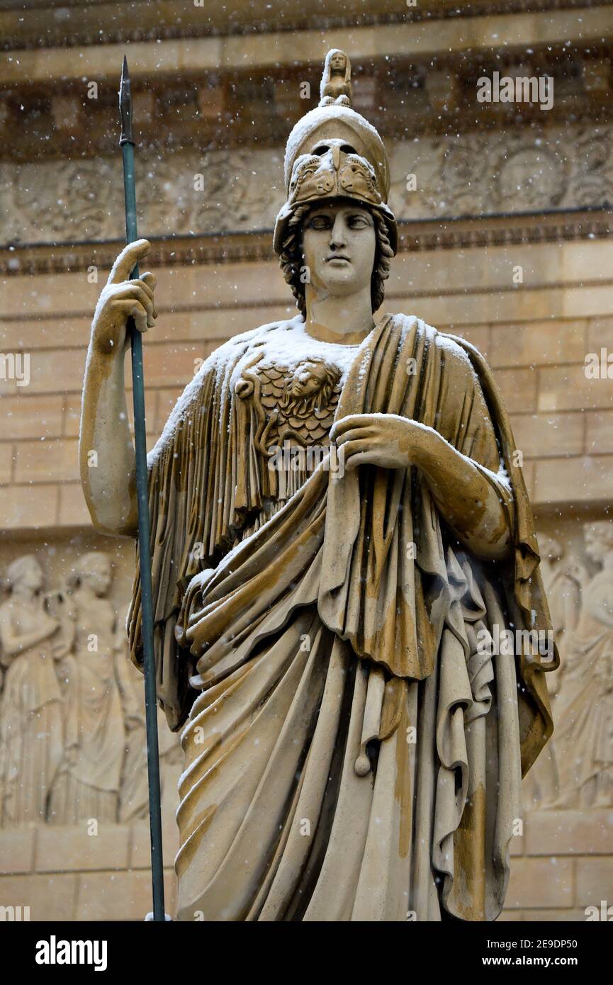 Statua raffigurante Athena di Philippe-Laurent Roland di fronte all'Assemblea Nazionale, Parigi, Francia. Foto Stock
