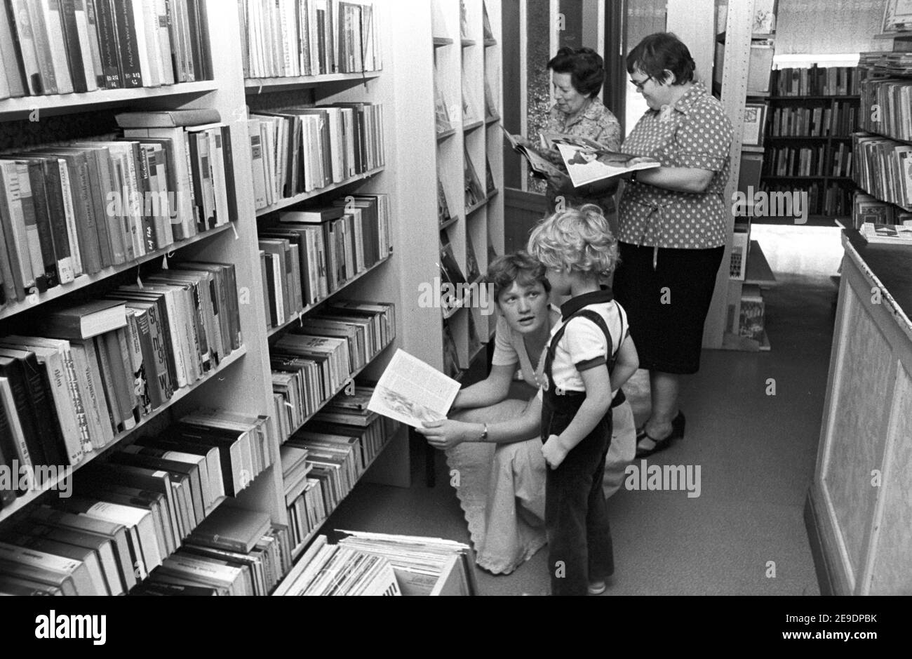 15 settembre 1982, Sassonia, Zschortau: Bambini e lettori adulti si trovano tra gli scaffali dei libri nella biblioteca comunale di Zschortau nell'autunno 1982. Data esatta della fotografia non nota. Foto: Volkmar Heinz/dpa-Zentralbild/ZB Foto Stock